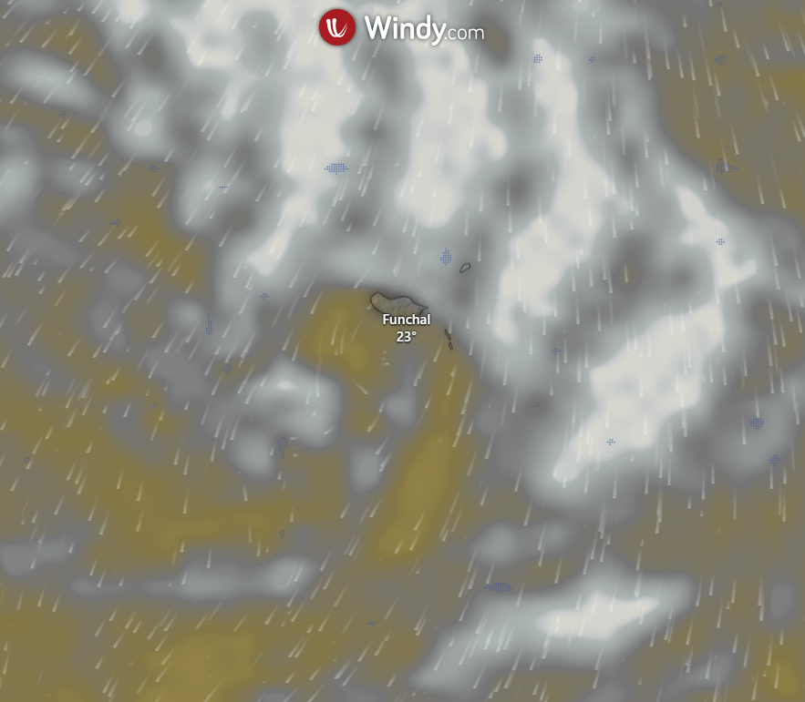 Temperaturas voltam a "disparar" - podem atingir 40 graus em Lisboa - calor intenso domina a previsão do tempo na terça, 29 de julho de 2025 Fluxo de Norte, mostrando bem a nebulosidade nas encostas Norte da Madeira, e mais sol a Sul