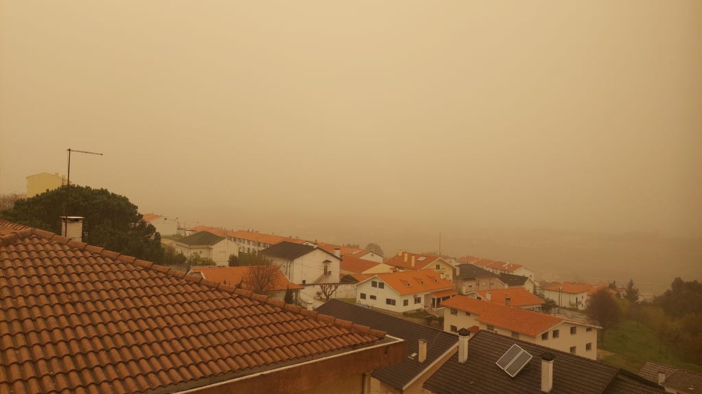 Vaga de poeiras de África afetará grande parte da Europa - Portugal é o país mais afetado - dias 10 a 13 de agosto 2025 Apesar de afetarem a qualidade do ar as poeiras também têm efeitos benéficos, como por exemplo na agricultura...