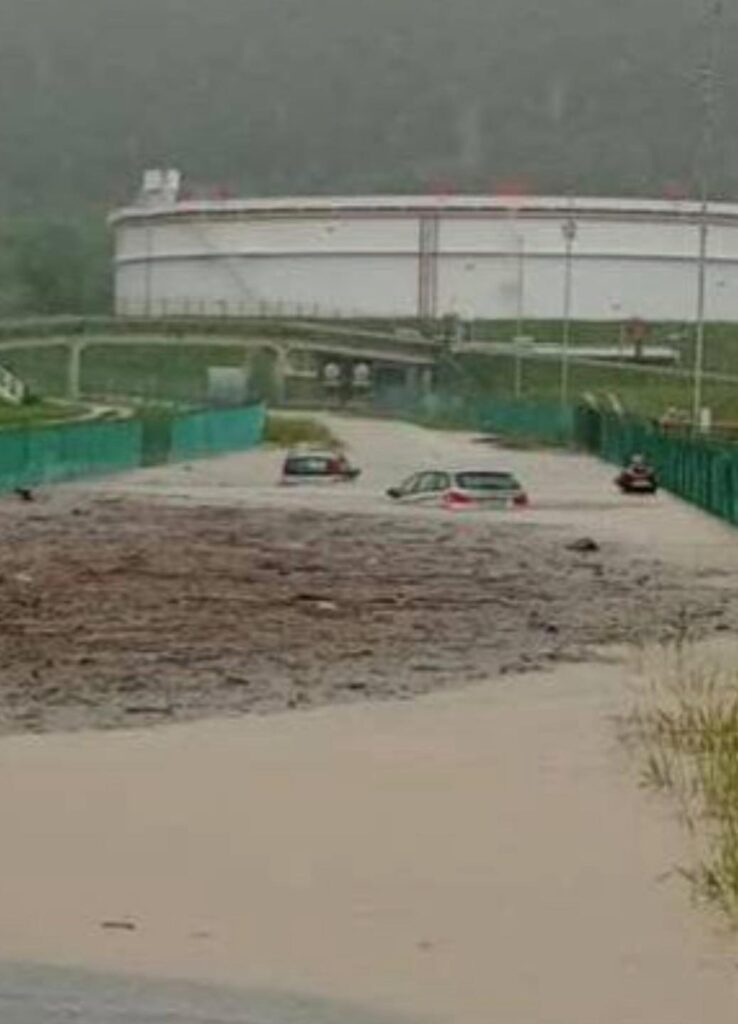 Mais uma depressão pouco comum no Atlântico, e Agosto termina com nuvens e rajadas de vento até 70 km/h - saiba a previsão do tempo no fim-de-semana, 30 e 31 de agosto Chuvas torrenciais causam inundações em San Dorligo Della Valle (Itália, 29\08\2025, MeteoNews24)