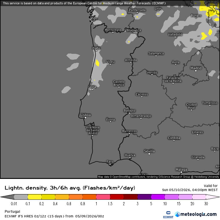 As simulações do modelo ECMWF mostram, de forma clara, menor risco de trovoadas que no sábado - mas ainda assim podem ser intensas
