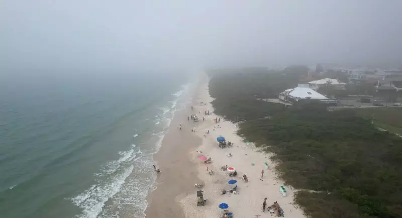 Como é que podem estar 40ºC num local, e trovoadas fortes noutras zonas? O que explica isto? Nevoeiro na praia - um fenómeno extremamente comum, e com explicação simples!