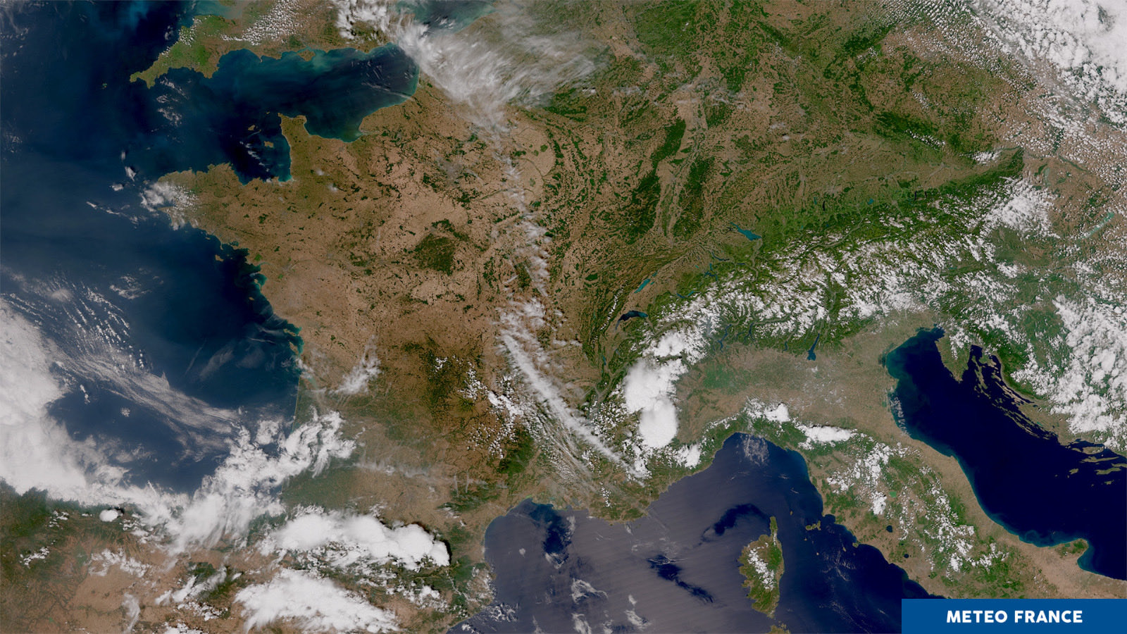 Costa de vários países com água "a ferver" devido a um fenómeno severo - o que se passa, e quais as consequências desta onda de calor marinho? As imagens de satélite mostram França com um aspeto "árido", devido a uma seca que se instala rapidamente devido ao calor extremo
